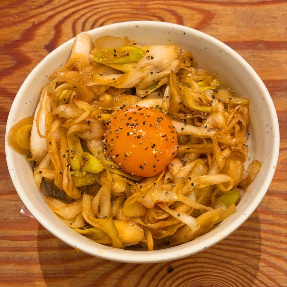 スタミナねぎ飯（卵黄のせ）の画像